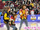 100112 SHINee @ Juego LG Saker vs KT&G Th_k4zo7