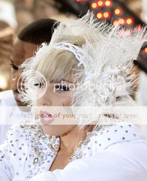 [Perf][10.7.10] LADY GAGA  on THE TODAY SHOW 2010 Jtm-052420