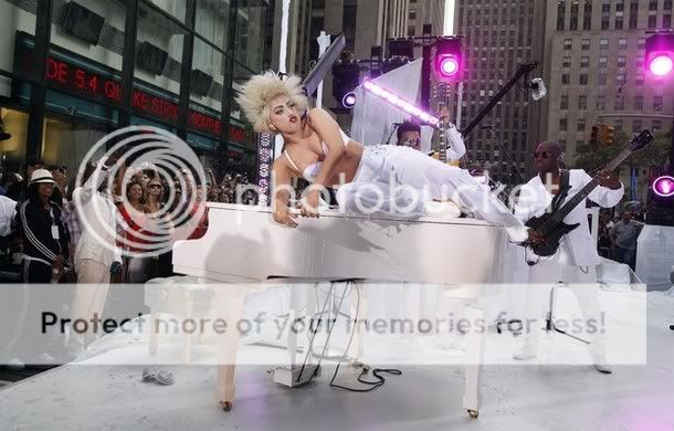 [Perf][10.7.10] LADY GAGA  on THE TODAY SHOW 2010 Jtm-052421-1