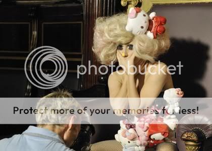 [PICS][16-7-10]lady gaga -hello kitty Lady-gaga-de-shoot