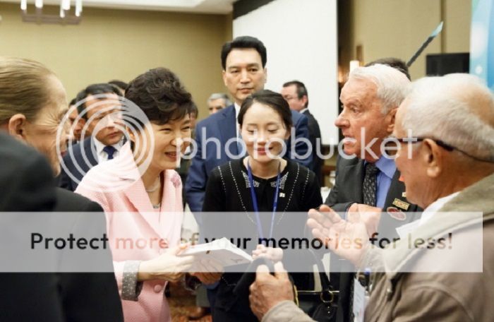 President Park thanks Colombian Korean War veterans 150420_president_park_3