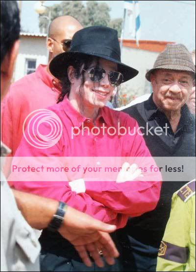 Michael's smile! - Pagina 2 183547_193705557316564_100000313626162_554537_1431069_n