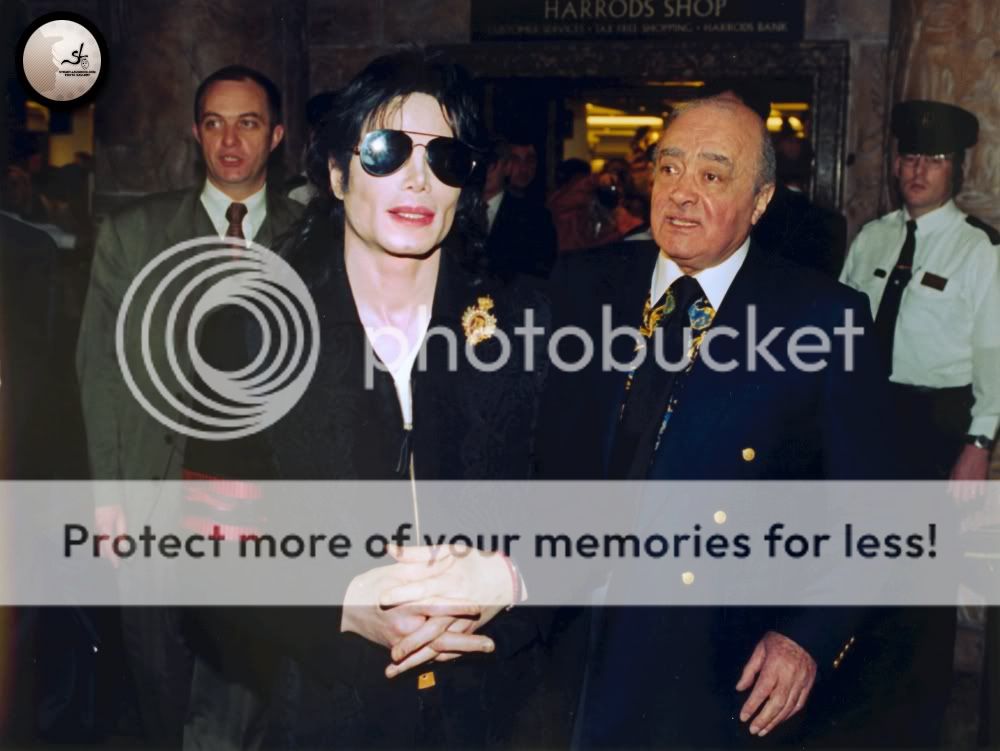 O noua statuie Michael Jackson Michael-tours-harrods-with-mohamed-al-fayed124-m-7