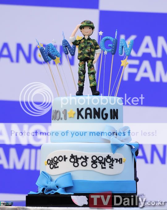 16/04/12 Super Junior Kangin chính thức xuất ngũ, nhận được sự chào đón nồng ấm từ các thành viên 20120416_kangin_military3