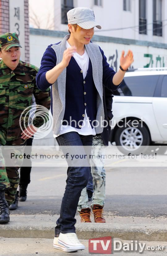 16/04/12 Super Junior Kangin chính thức xuất ngũ, nhận được sự chào đón nồng ấm từ các thành viên 20120416_kangin_military5