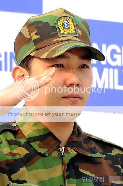 16/04/12 Super Junior Kangin chính thức xuất ngũ, nhận được sự chào đón nồng ấm từ các thành viên 20120416_kangin_military9