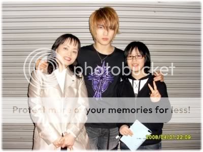 [Pic] Jaejoong with his BIG FAMILY Jjandhissis040209yuibkk002