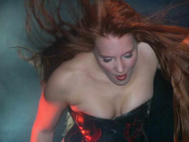 Fotos de Simone Simons - Página 31 Tumblr_l83l4tqqmu1qc1aojo1_1280