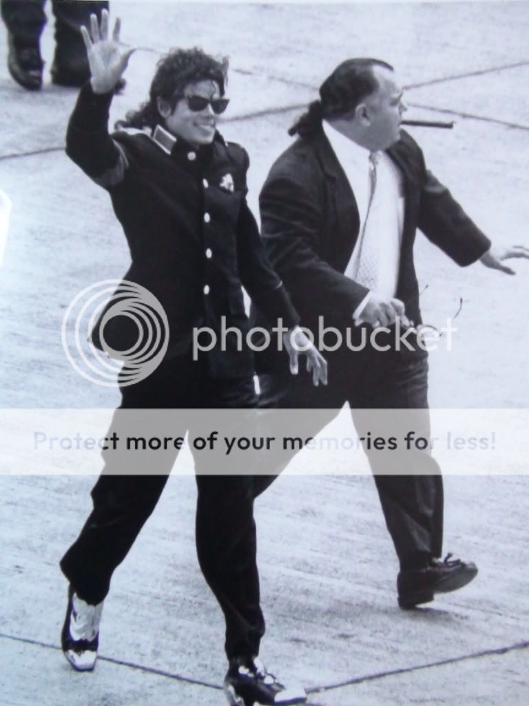 Fotos e trechos do Livro "The Official Michael Jackson Opus" DSC01142-copia