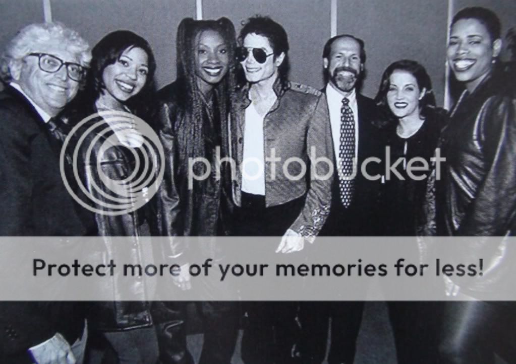 Fotos e trechos do Livro "The Official Michael Jackson Opus" DSC01150-copia