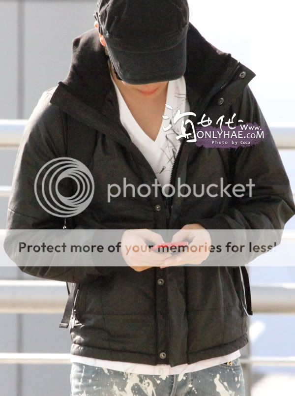 101016 Lee Teuk - Dong Hae at Incheon + Taipei Airport 101016LTDHIncheon-011