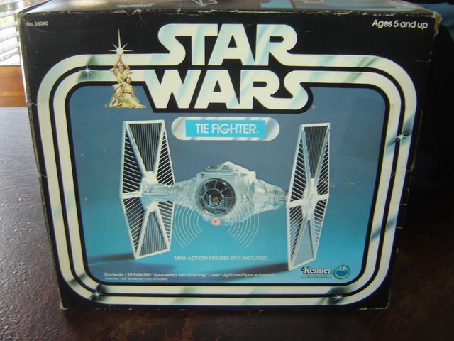 PROJECT OUTSIDE THE BOX - Star Wars Vehicles, Playsets, Mini Rigs & other boxed products  - Page 4 Star_wars_tie_fighter_lp_logo_box_back_1977_corrected_contents_title