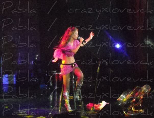 Galerie oficiala de poze Anahi din concerte 2 - Pagina 12 13859_1299135636538_1174807782_3092