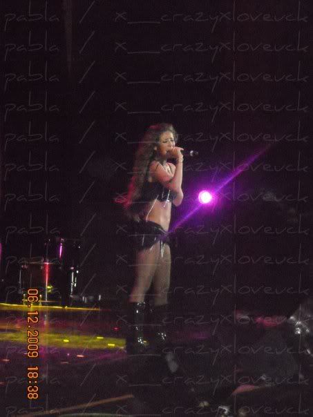 Galerie oficiala de poze Anahi din concerte 2 - Pagina 12 13859_1299452324455_1174807782_3092