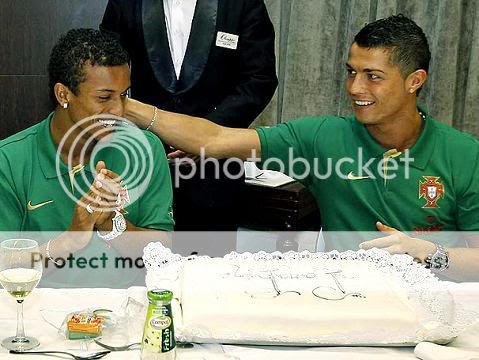 Nani: Ronaldo thường xuyên nhắn tin cho tôi Nanironaldo