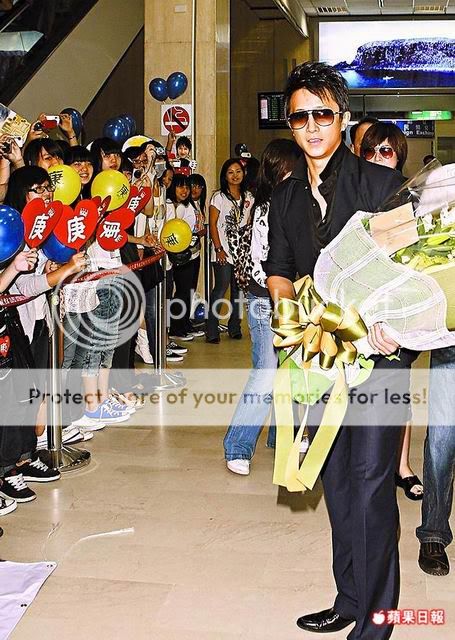 [15.8.10]HanGeng bị phát hiện hát nhép ở một buổi lễ quan trọng GengsHeartPressCon1