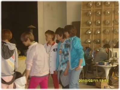 100211 SHINee @ filmando Mexicana CF 54613346201002182357163