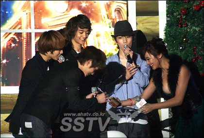 091213 SHINee @ Digital Music Award II 20091213234335_V