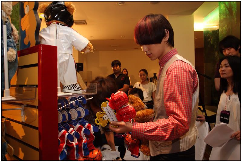 091203 SHINee @ Construllendo un oso Workshop en Thailand Thaicatwalk003