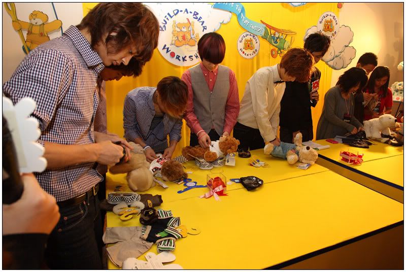 091203 SHINee @ Construllendo un oso Workshop en Thailand Thaicatwalk007