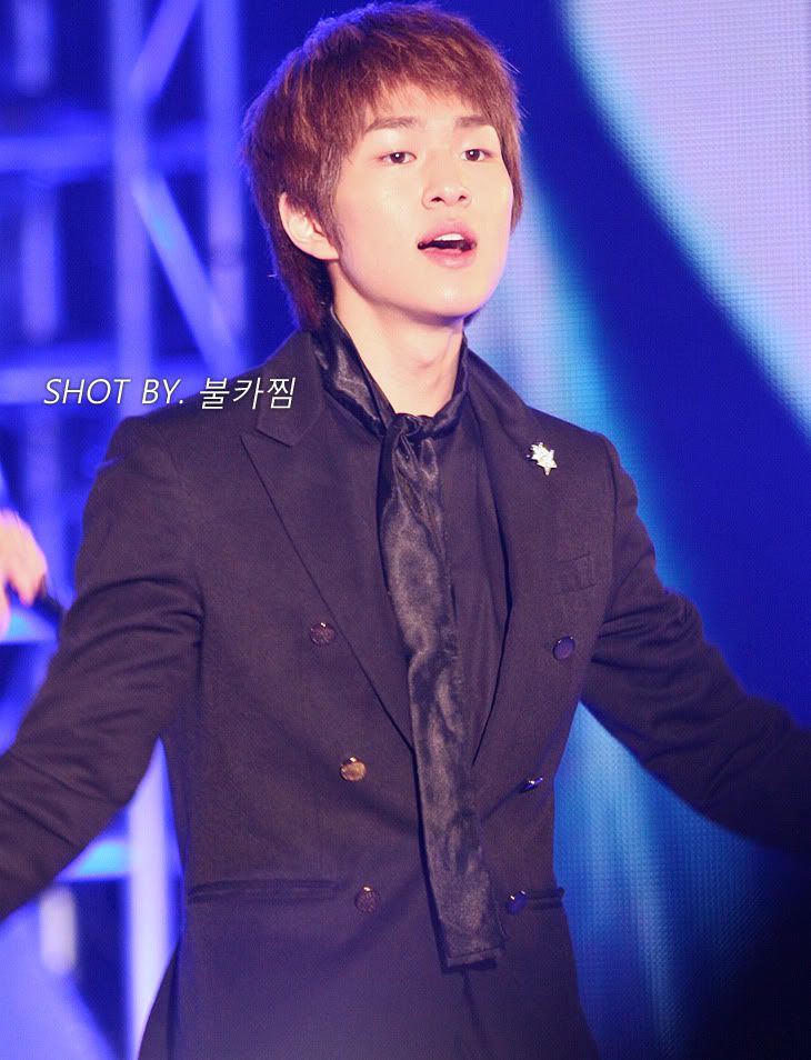 091224 SHINee @ Y-Star LIVE POWER Music – Santa Concert Onew