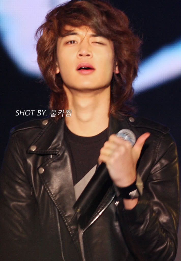 091224 SHINee @ Y-Star LIVE POWER Music – Santa Concert Minho