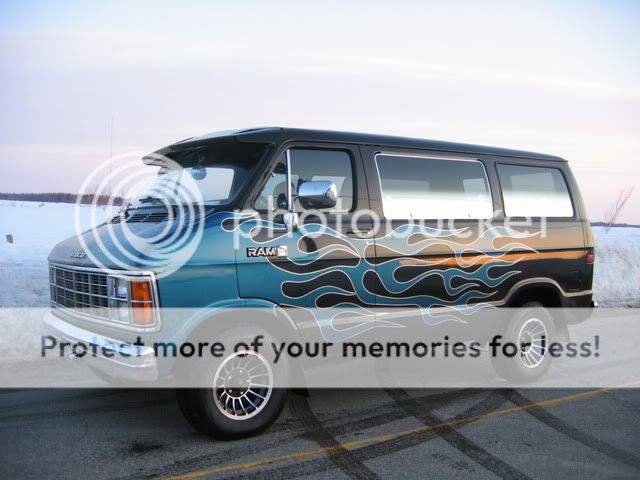 Dodge - dodge van courte 85 6 cyl.225 penche,auto.(VENDU) 003