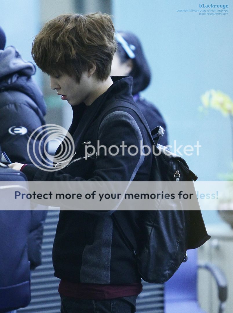 [Fantaken] 291112 EXO M XiuMin @ Incheon + HongKong Airport 36-1