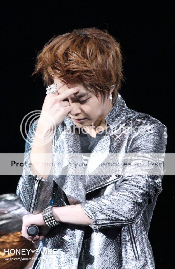 [Fantaken] 021012 EXO M Xiumin @ Chinese & South Korean Song Festival 7177edf9gw1dxi0ygth2lj