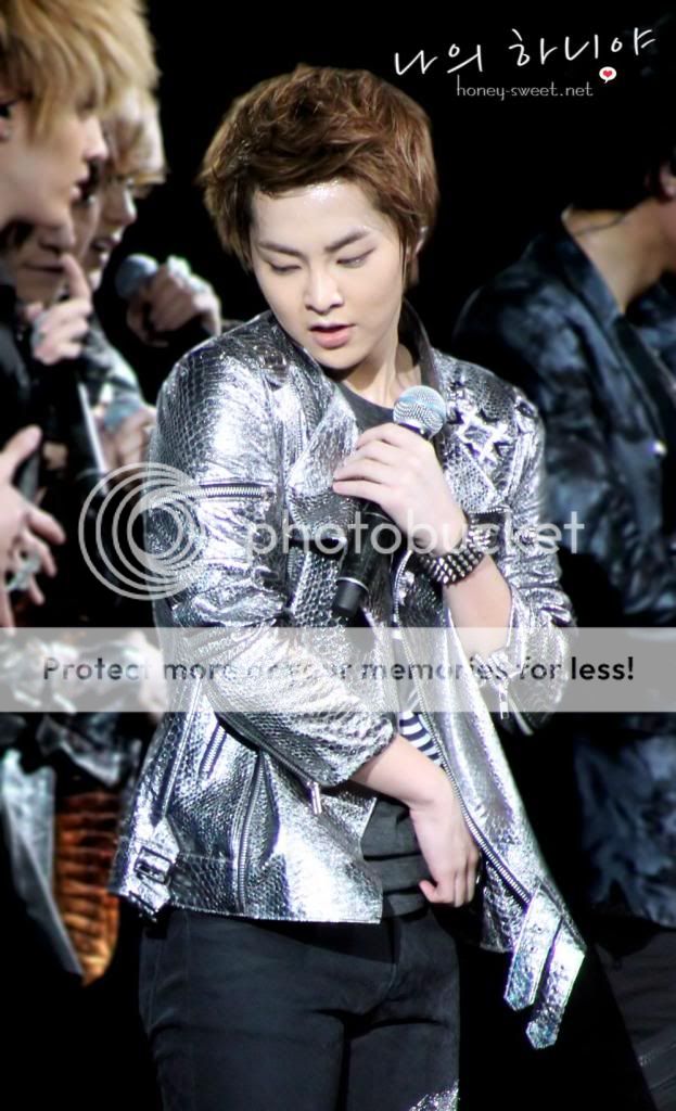 [Fantaken] 021012 EXO M Xiumin @ Chinese & South Korean Song Festival OhqCD