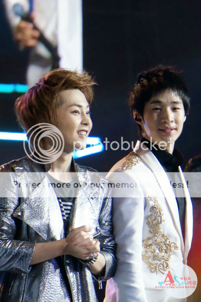 [Fantaken] 021012 EXO M Xiumin @ Chinese & South Korean Song Festival Tumblr_mbcgkfvNH61rq0p90o2_1280