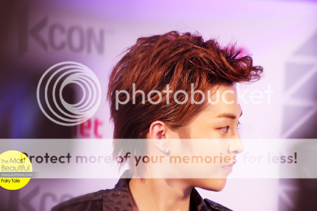 [Fantaken] 131012 EXO M XiuMin @ KCON Fansign Tumblr_mc0yr6wxY51rt6zkmo1_1280