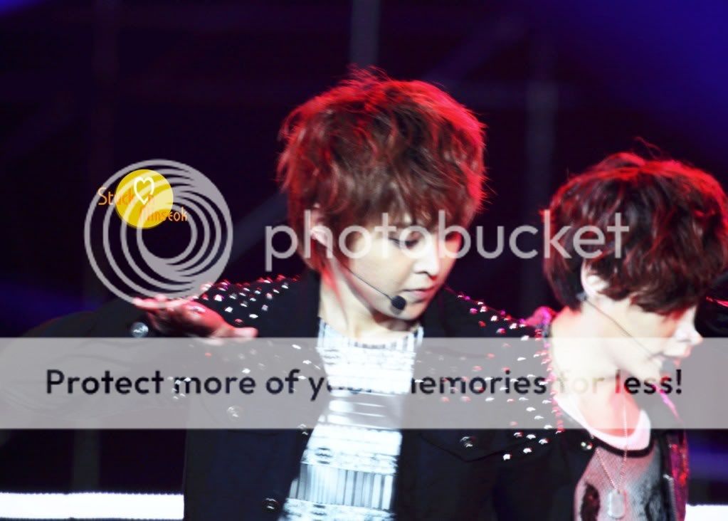 [Fantaken] 281012 EXO M XiuMin @ Yangtze River Music Festival Tumblr_mcrideYtqs1rtbnipo1_1280