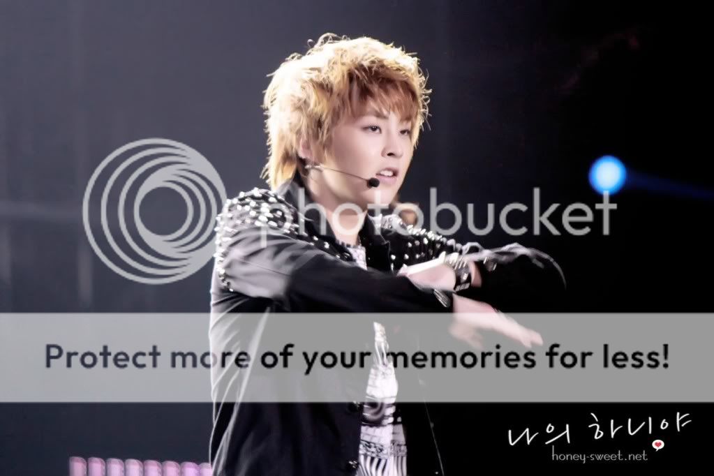 [Fantaken] 281012 EXO M XiuMin @ Yangtze River Music Festival Tumblr_mcuy8dSXEQ1qhmxnlo1_1280