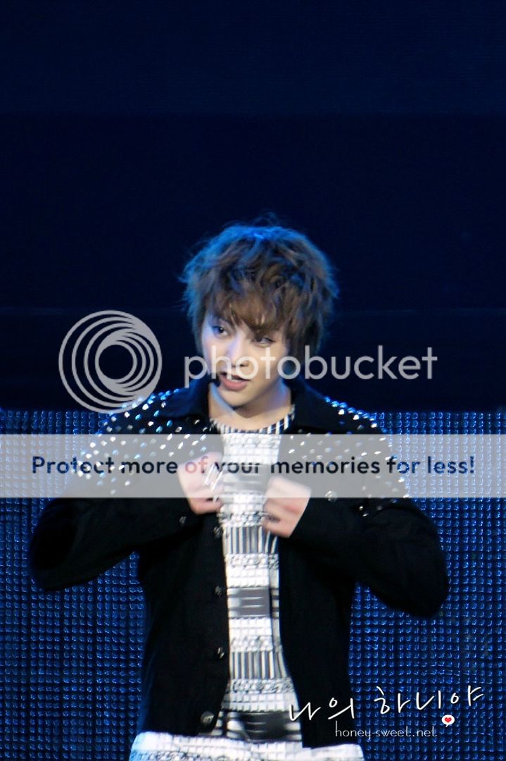 [Fantaken] 281012 EXO M XiuMin @ Yangtze River Music Festival Tumblr_mcx83xVECn1qhmxnlo1_1280