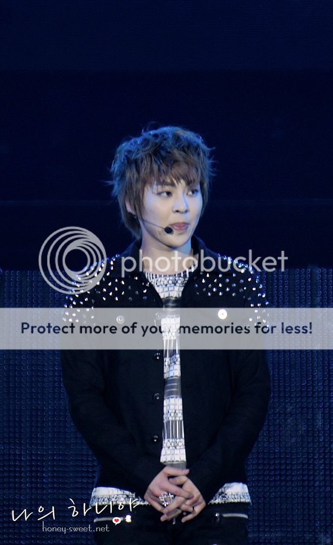 [Fantaken] 281012 EXO M XiuMin @ Yangtze River Music Festival Tumblr_mcx8czePuN1qhmxnlo1_1280