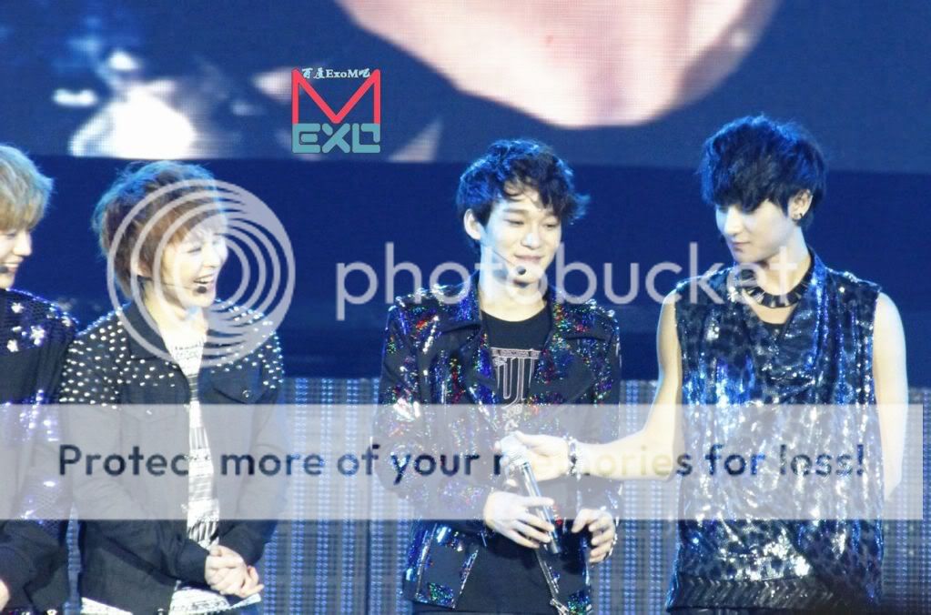 [Fantaken] 281012 EXO M XiuMin @ Yangtze River Music Festival Tumblr_mcyhz4h3591qhmxnlo1_1280