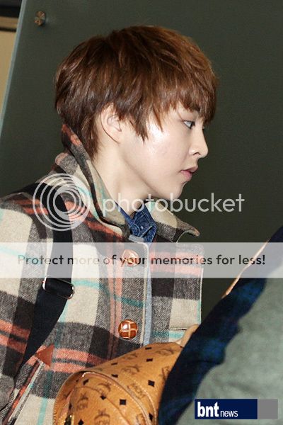 [Fantaken] 221112 EXO M XiuMin @ Incheon Airport to Singapore Tumblr_mdvgaaCJ3S1rh76vuo1_400