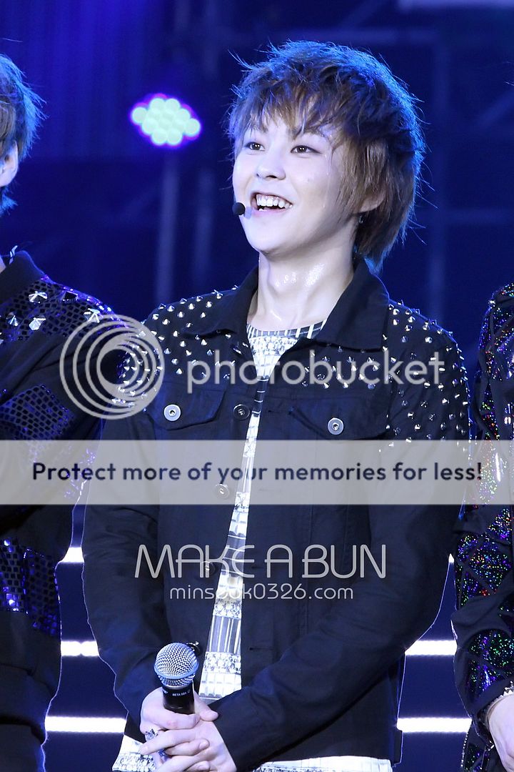 [Fantaken] 281012 EXO M XiuMin @ Yangtze River Music Festival YpIS5