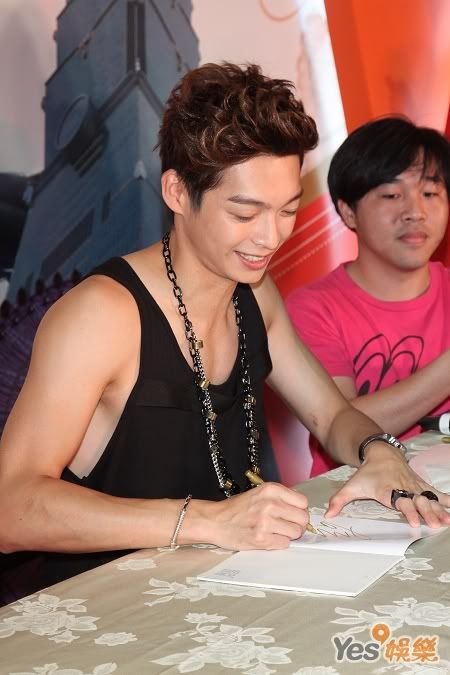 May.13.11 Calvin Chen sexily exposes his cleavage during book signing 201105141018006881948