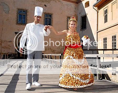 [PICS] 12 OF THE MOST BIZARRE WEDDING DRESSES A96983_74