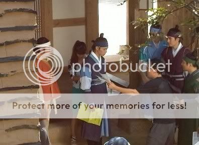 [PICS] YOOCHUN FILMING SUNGKYUNKWAN SCANDAL 34smj97tq1
