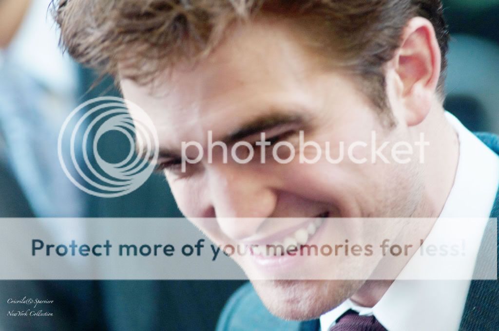 Imagenes/Videos Promocion de "Water For Elephants" - Página 8 RobertPattinsonWFEPremiereNYFanPics22