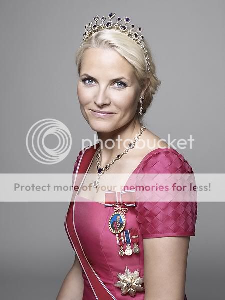 Mette Marit de Noruega - Página 19 Norskkongfam_03