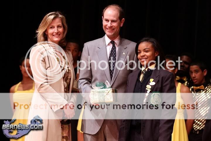 Edward de Inglaterra y Sophie - Página 5 Prince_Edward_Princess_Sophie_Earl_and_Countess_of_Wessex_at_Berkeley_Institute_Bermuda_Mar_17th_2011-26