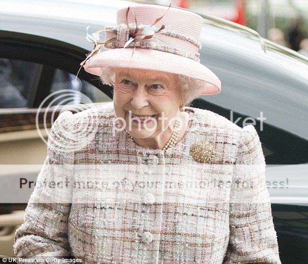 Isabel II, Reina de Gran Bretaña e Irlanda del Norte Article-2467388-18D6ED1600000578-621_634x544_zpsb747a6bc