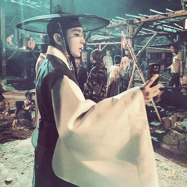 Lee Joon Gi Mensajes Primera fotos del set como titular Scholar Who Walks the Night Ouius2