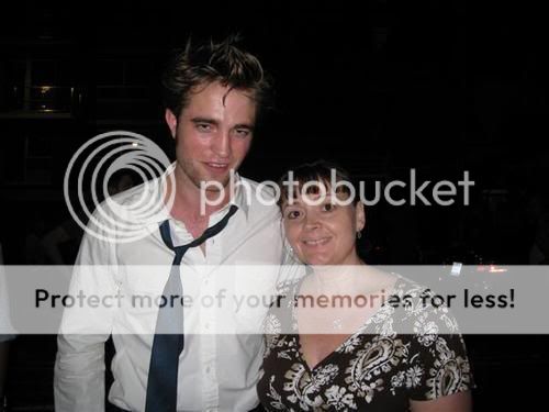 Imagenes/Videos de Robert Con Fans - Página 14 RobertPattinsonwithfan07302009