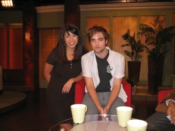 New/Old Picture of Robert Pattinson from his visit to 'The View From The Bay' (Nov/2008)   00a8qptp