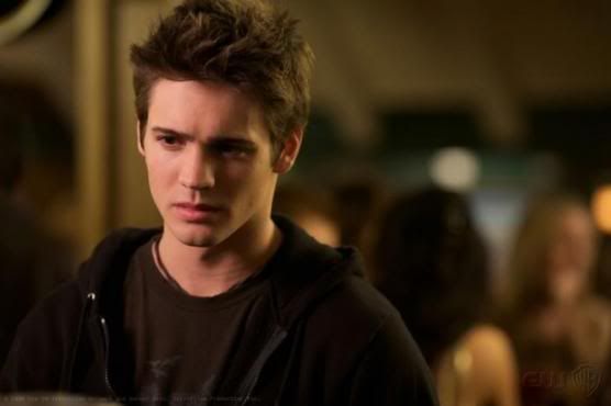 TVF Exclusive: Steven R. McQueen Previews Character Arc on Season Two of The Vampire Diaries As-jeremy_556x370